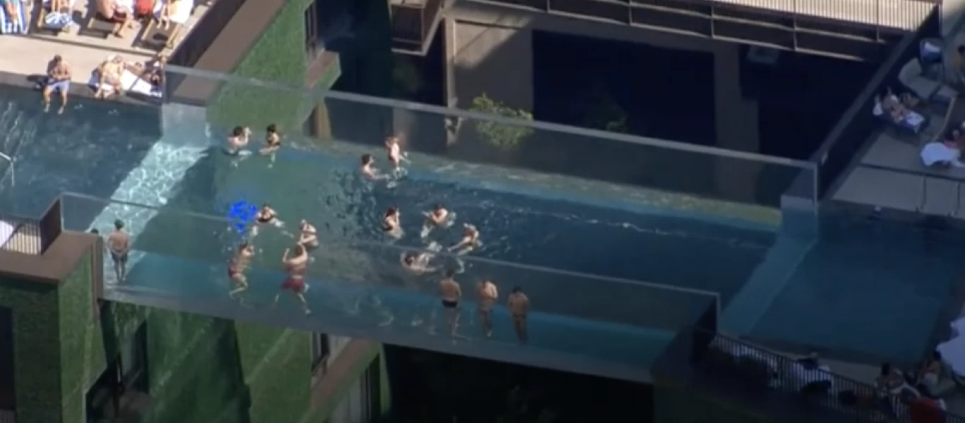 Πισίνα-«γέφυρα» δημιούργησαν στο Λονδίνο - Ενώνει δύο κτίρια (βίντεο)